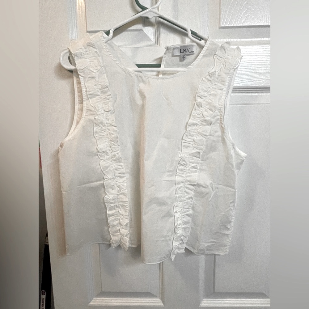 🦋White Ruffled Sleeveless Blouse one button in back.